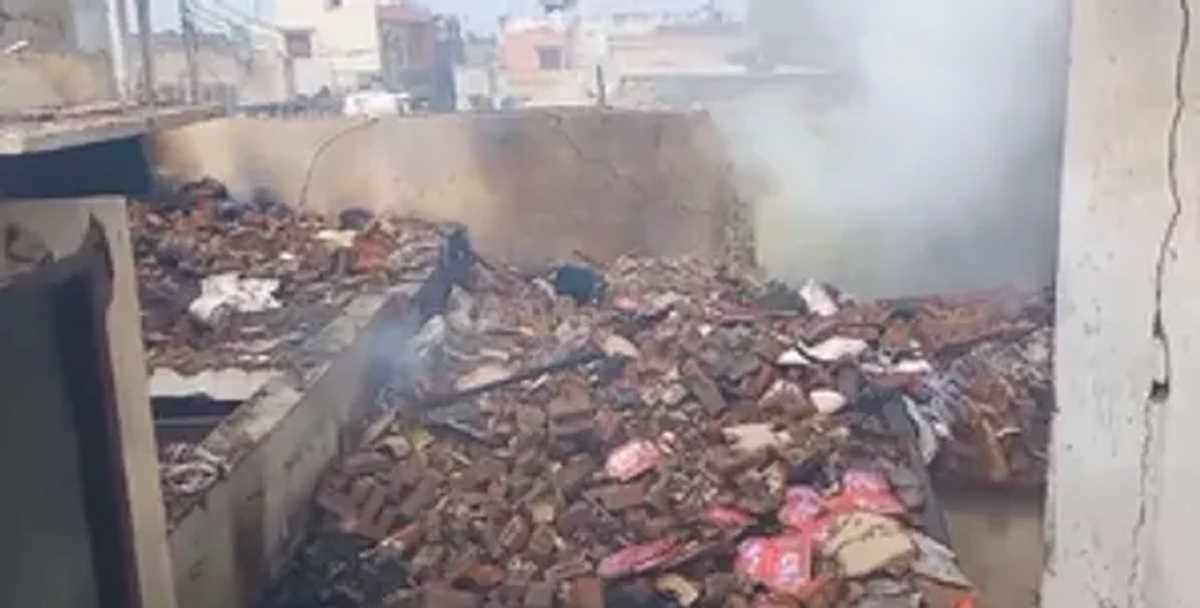 सोनीपत में अवैध पटाखा फैक्ट्री में विस्फोट, तीन लोगों की मौत, सात घायल सोनीपत में अवैध पटाखा फैक्ट्री में विस्फोट, तीन लोगों की मौत, सात घायल